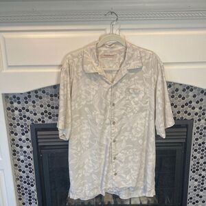 Tommy Bahama 100 %‎ silk casual button down shirt, size medium, good condition